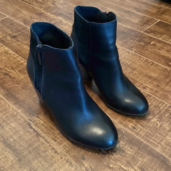 EMU Blumont Boot. Size 8. Leather & Suede. Side zip. Stacked heel. Barely worn. - Picture 7 of 12